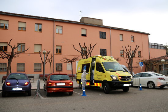 Healthcare workers outside the Tremp nursing home where a Covid-19 outbreak was detected (by Marta Lluvich)